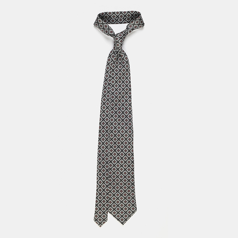 Silk tie, n°137 displayed against a white background for a white ceremony shirt.