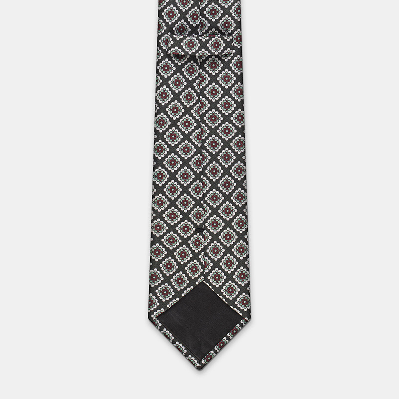 Silk tie, n°137 on a white ceremony shirt background.