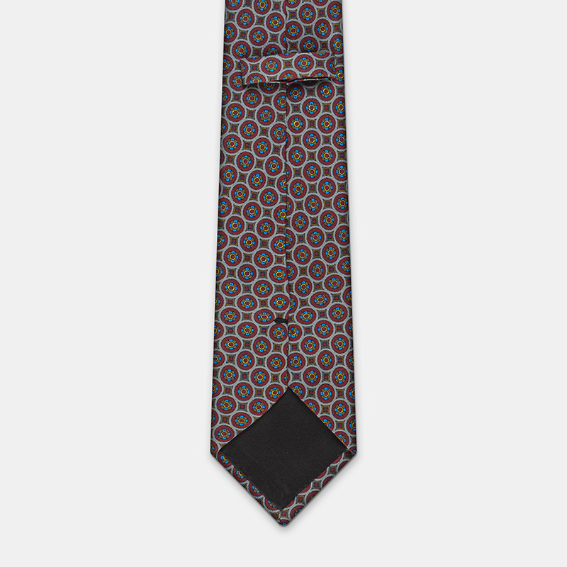 A Silk tie, n°139 on a white ceremony shirt background.