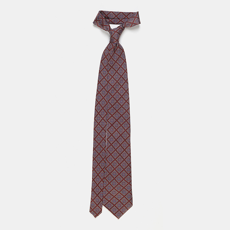 Sentence with product name: A Silk tie, n°137 displayed on a plain background, complementing a white ceremony shirt.