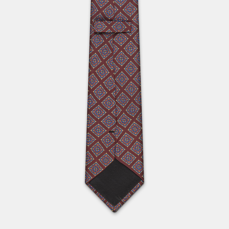 A Silk tie, n°137 with geometric designs on a white ceremony shirt.