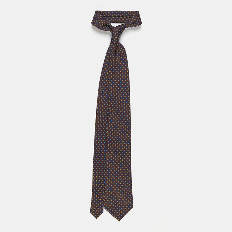 Silk tie, n°137 on a white ceremony shirt background.